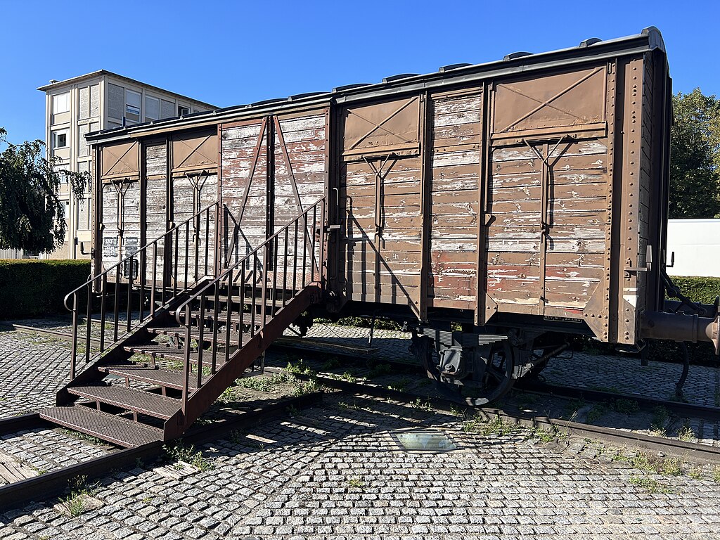 Jewish-history-jews-carridges-to-carry-jews-to-concentration-camps