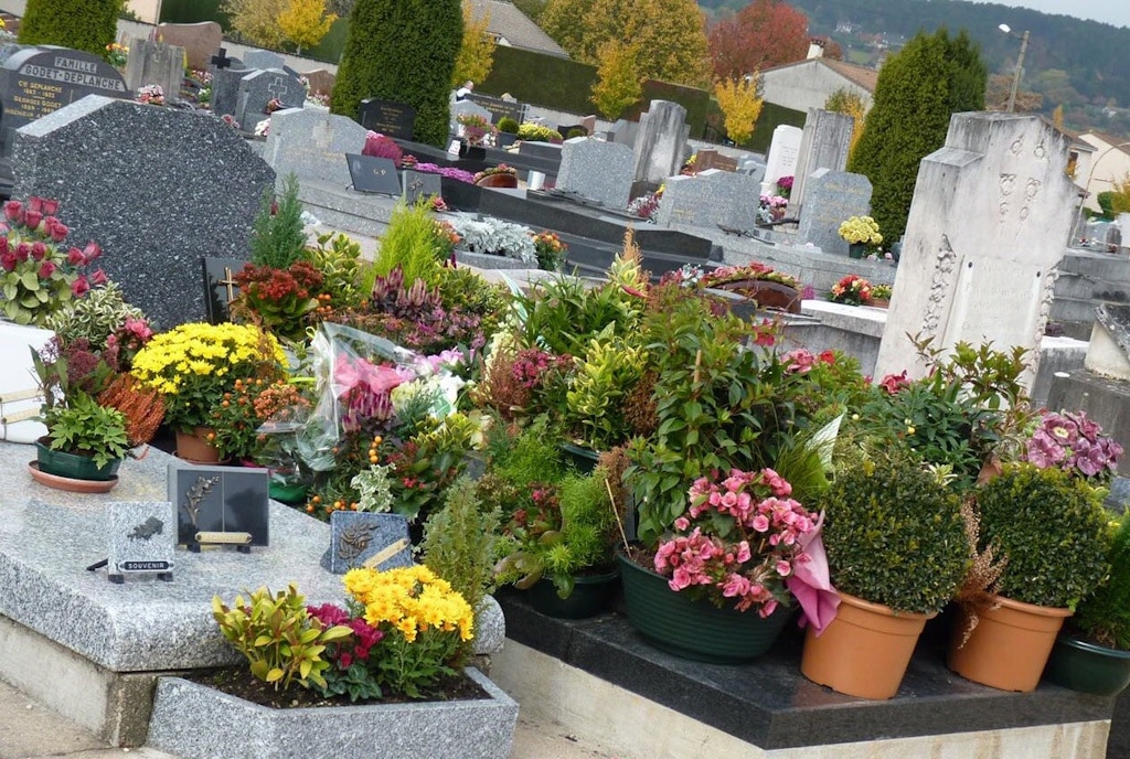 Toussaint-in-france-paris-cemetery