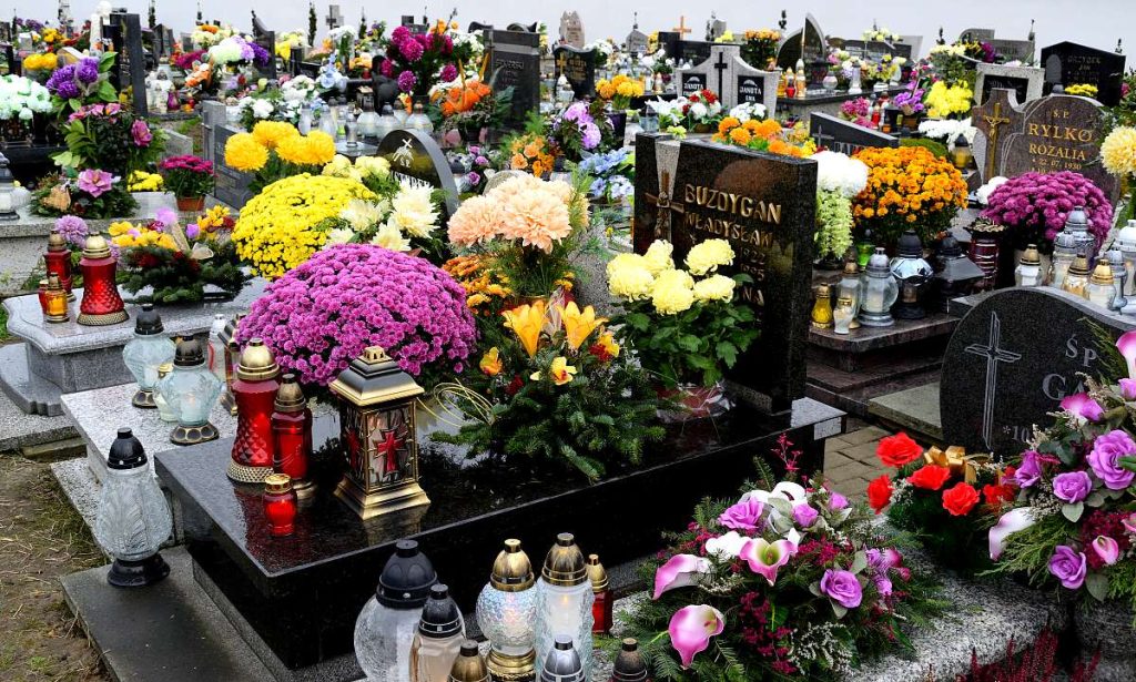 Toussaint-in-france-tomb-decorated-with-different-flowers