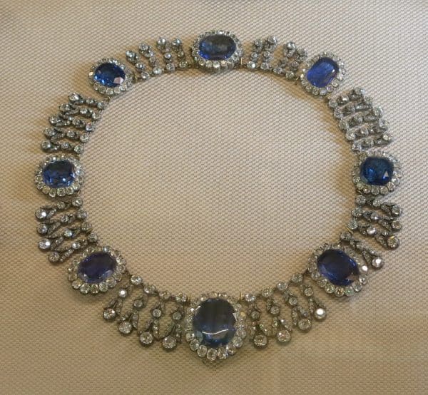Vol du trésor royal-Cambriolage-louvre-2025-Collier_de_la_parure_de_la_reine_Marie-Amelie-600x554.jpg