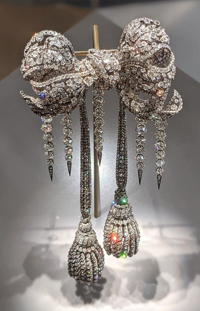 grand-noeud-de-corsage-en-diamants