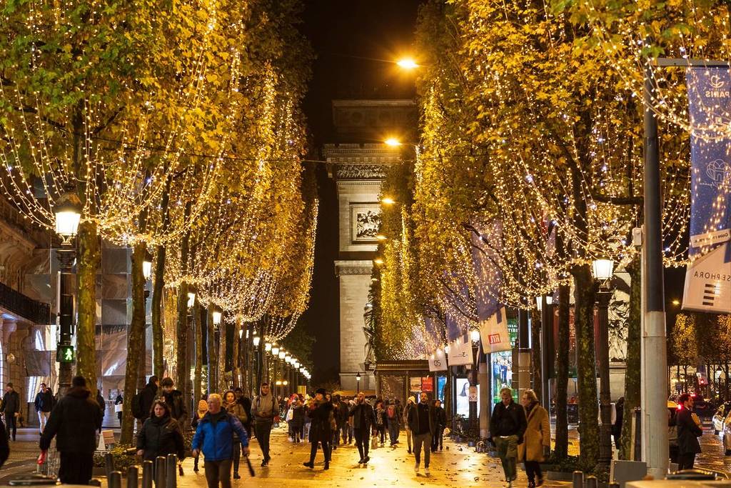 champs-elysees-in-the christmas-season