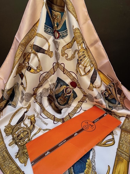 best-christmas-and-new-year-gifts-hermes-vintage-scarf