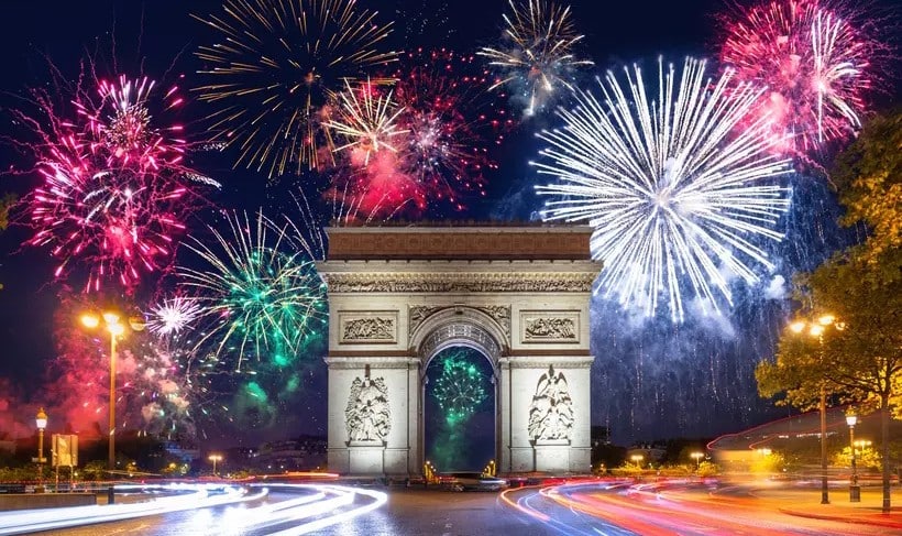 fireworks-nye-2025-on-champs-elysees