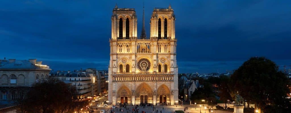 Notre-dame-de-paris-facade-principale-éclairee