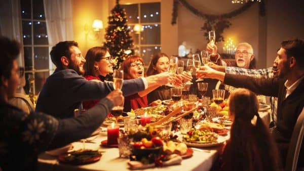 Étiquette à table-Christmas-repas-de-famille-opt-600x338.jpg