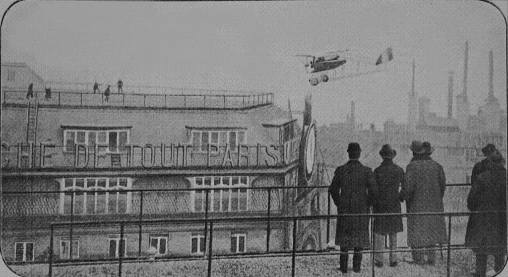 Jules-vedrines-landing-on-roof-geleries-lafayette