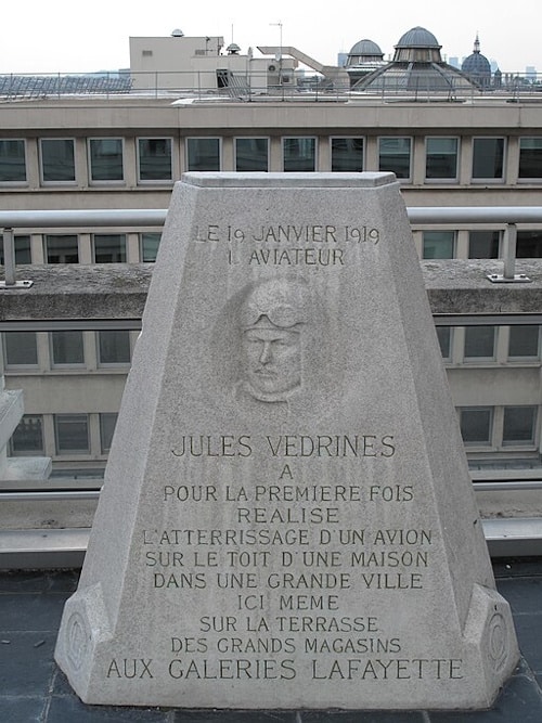 Jules-vedrines-stele-on-galeries-lafayette-roof