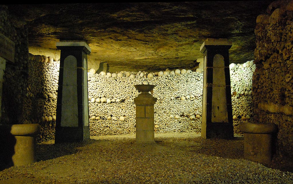 catacombs-of-paris-wall-of-bones