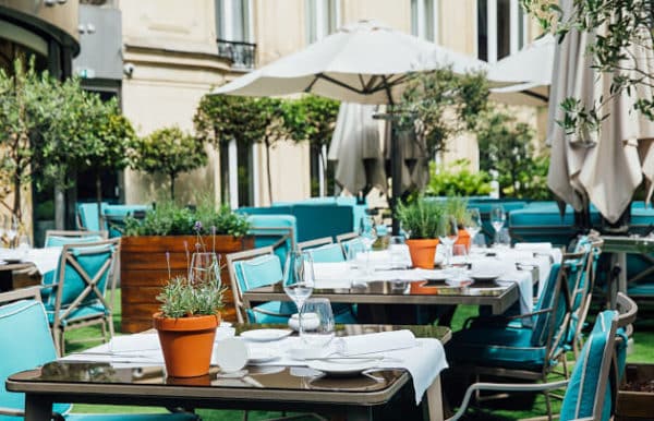 Étiquette à table-Repas-francais-terrasse-restaurant-600x386.jpg