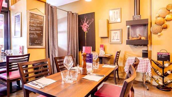 Étiquette à table-Repas-francais-salle-de-bistrot-1.jpg