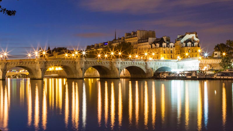 París romántico con el Sena y el Puente Nuevo al fondo