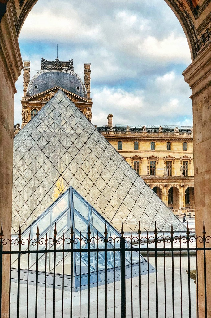 Louvre-Pyramide-vue-depuis-arche-batiment.jpg