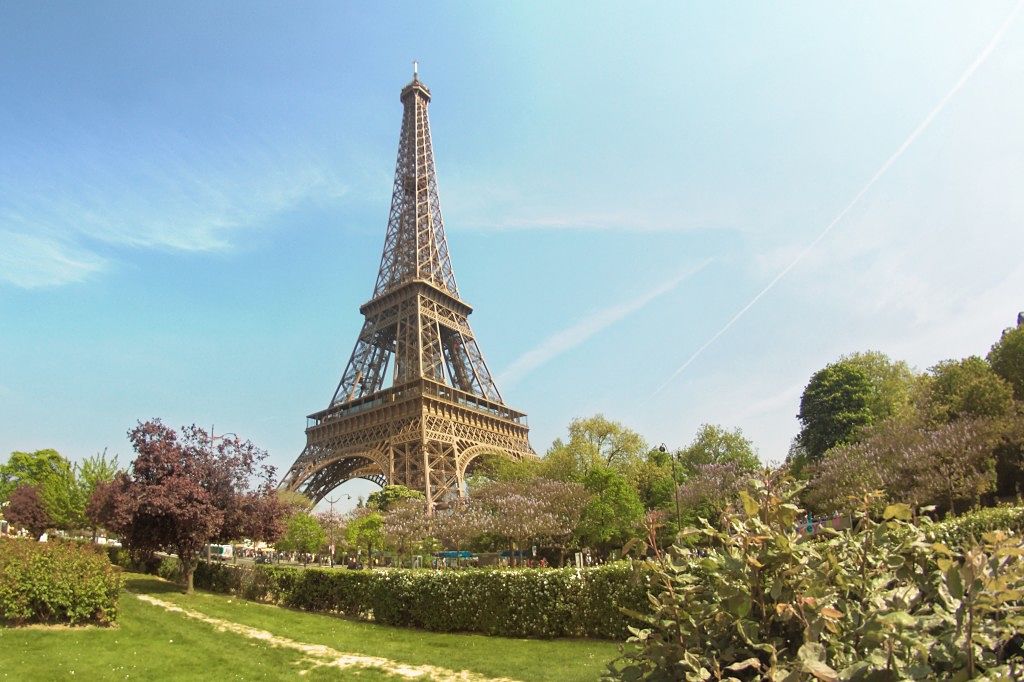 Tour-Eiffel-avec-jardins-de-la-tour.jpg