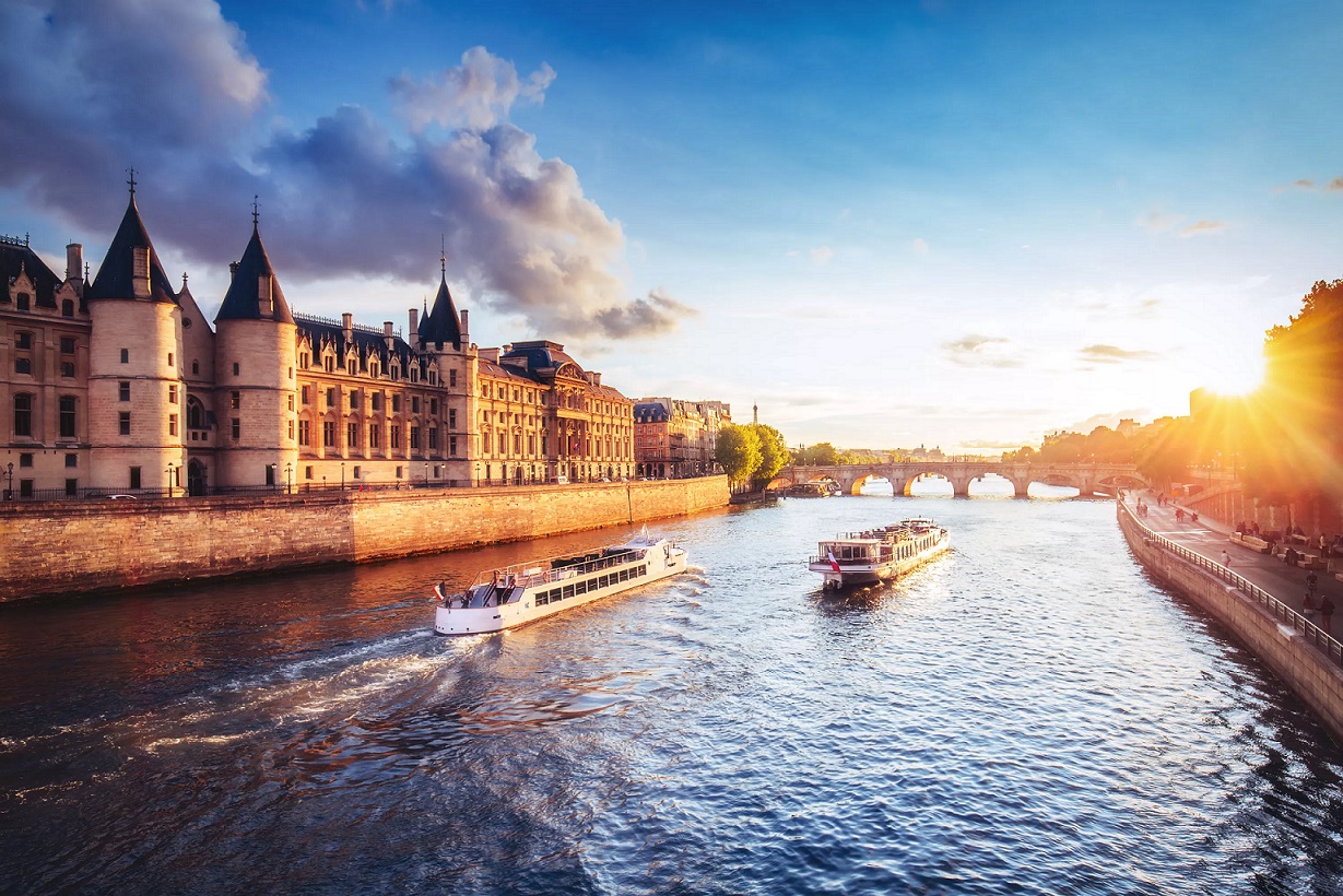50 incontournables à visiter-Croisiere-seine-vue-conciergerie-red.jpg