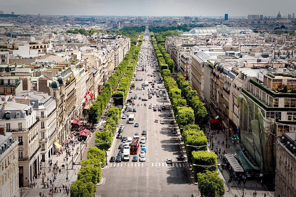 Champs-elysees-paris-vue-sommet-arc-de-triomphe.jpg