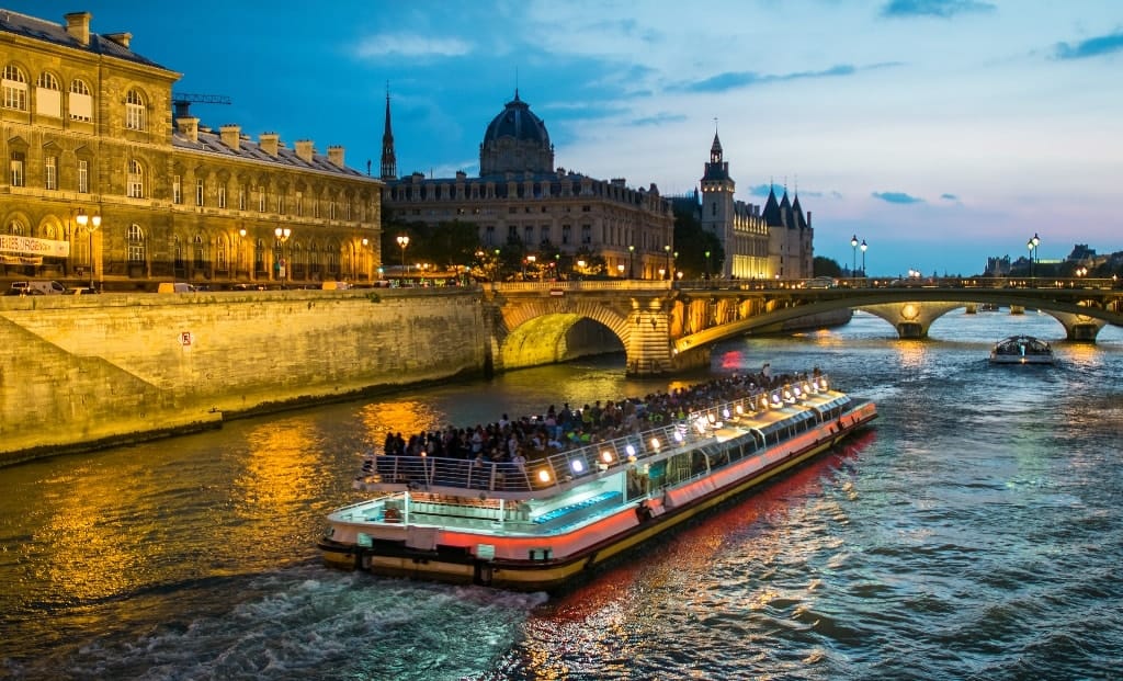 Visiter Paris-december-2025-event-Bateau-Mouche-cruising-on-Seine-river-at-sunset-Paris.jpg