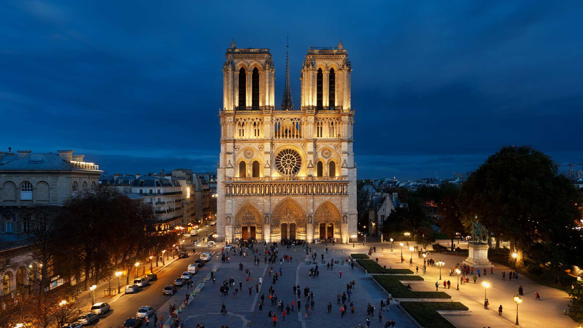 Notre-dame-vue-facade-principale-la-nuit.jpg