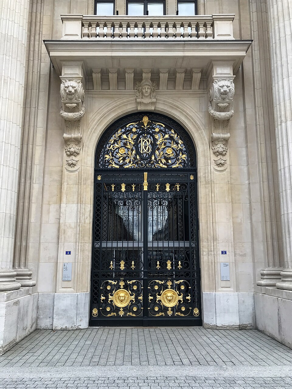 Bourse-de-commerce-pinault-Porte-entree.jpg