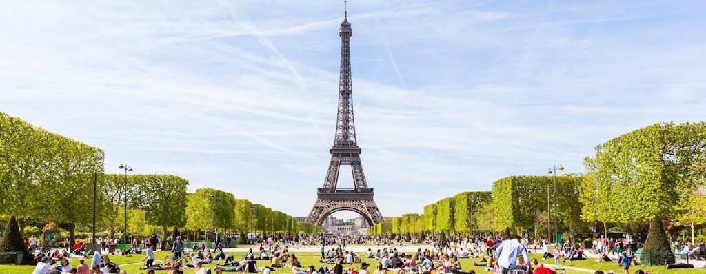 Champ-de-Mars, cadre idyllique et une pause au pied de la Tour-Eiffel