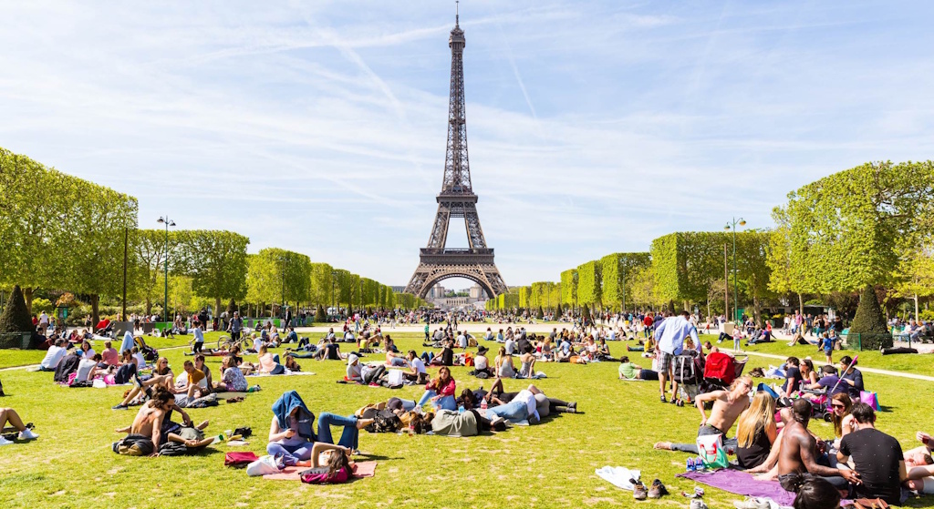 Champ-de-mars-picnic-sur-herbe-opt.jpg