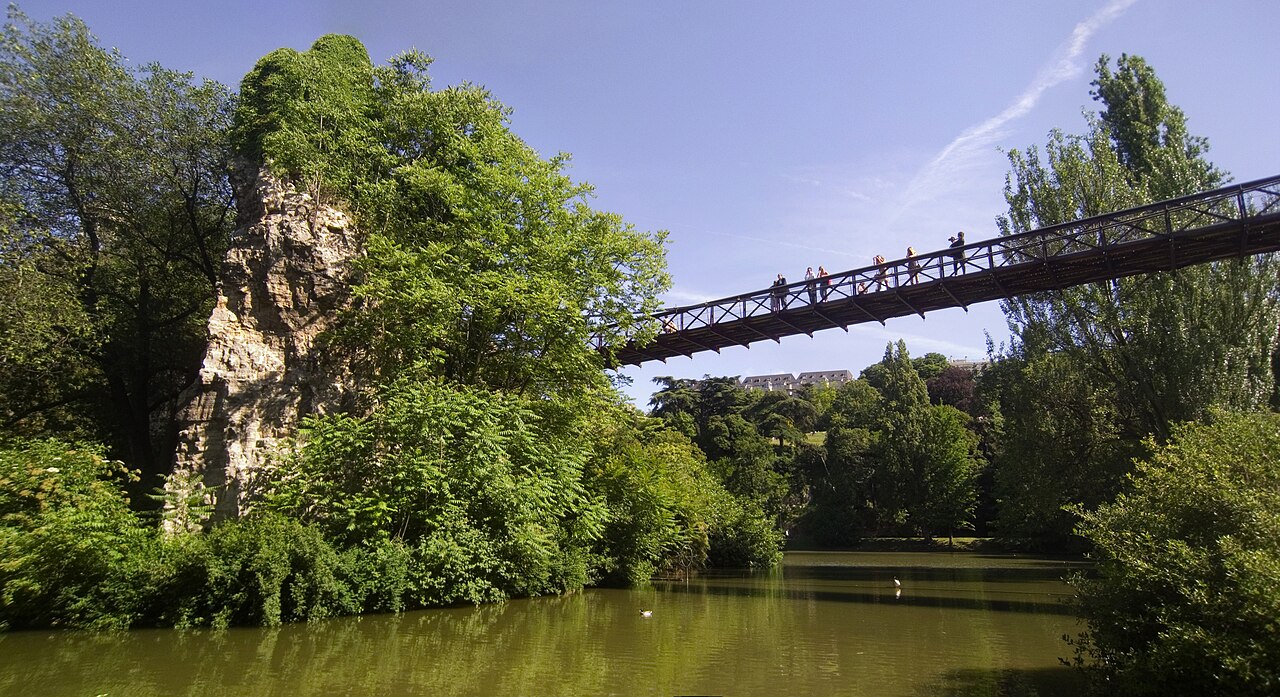 Parc-des-buttes-chaumont-Dénivelé,_passerelle_suspendue.jpg