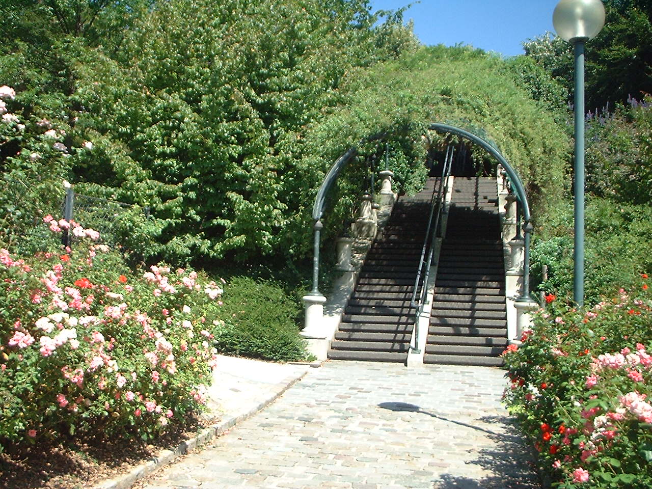 Parc-de-belleville-escalier-entree.jpg