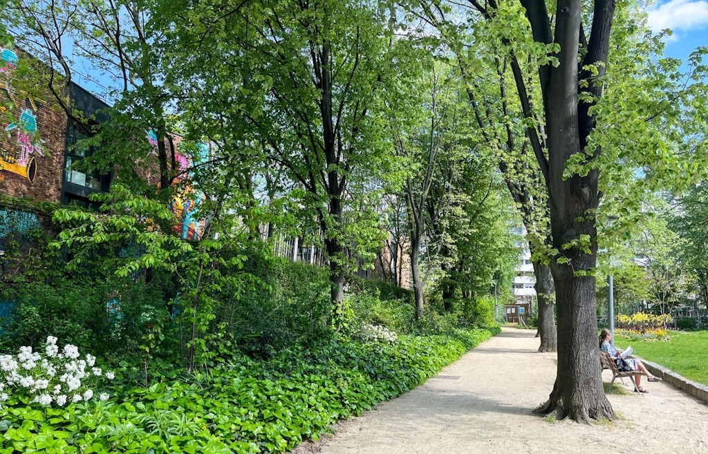 Ferme-pedagogique-rene-binet-allee-jardin-parc.jpg