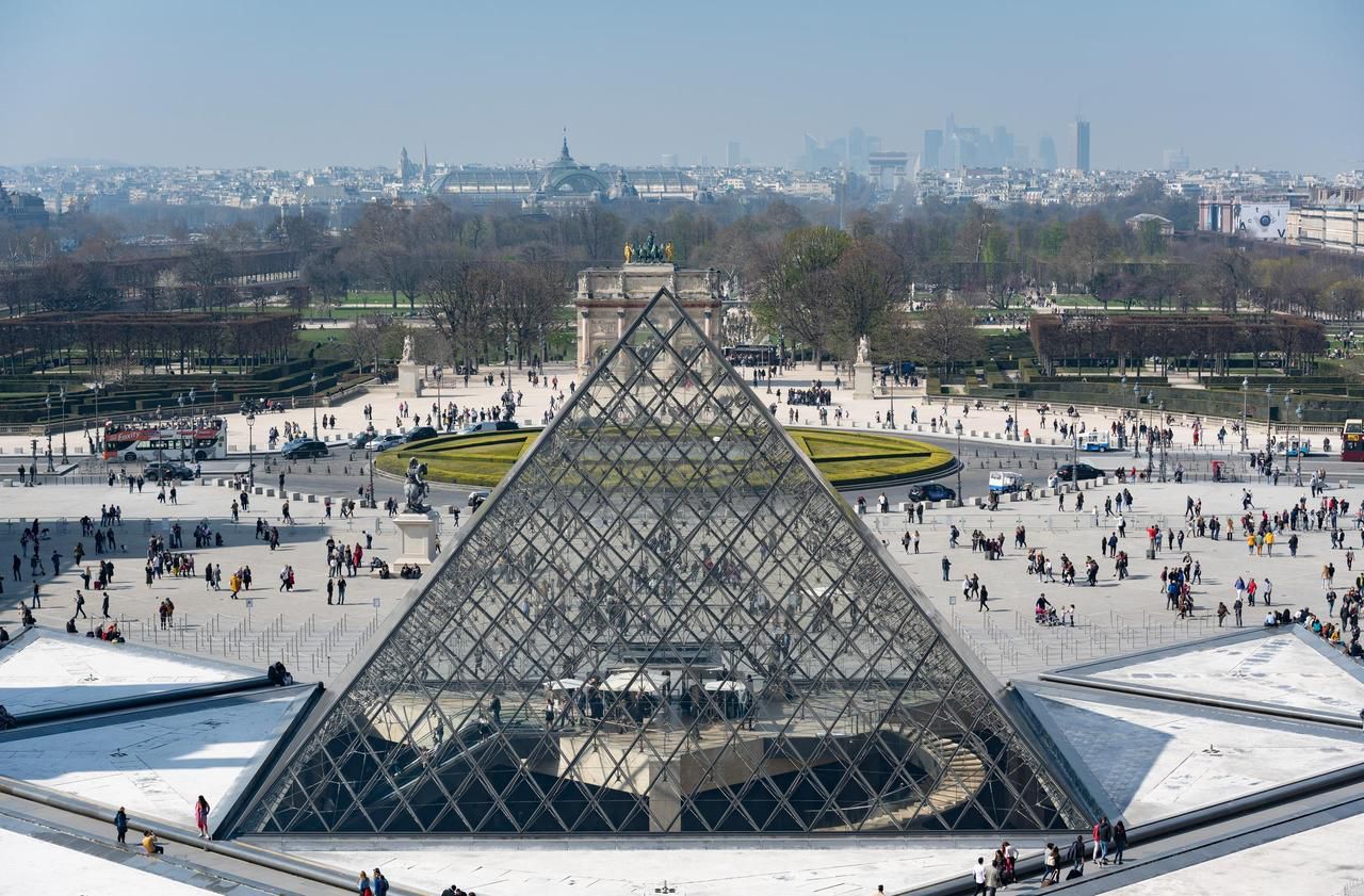 Louvre-pyramide-entree.jpg