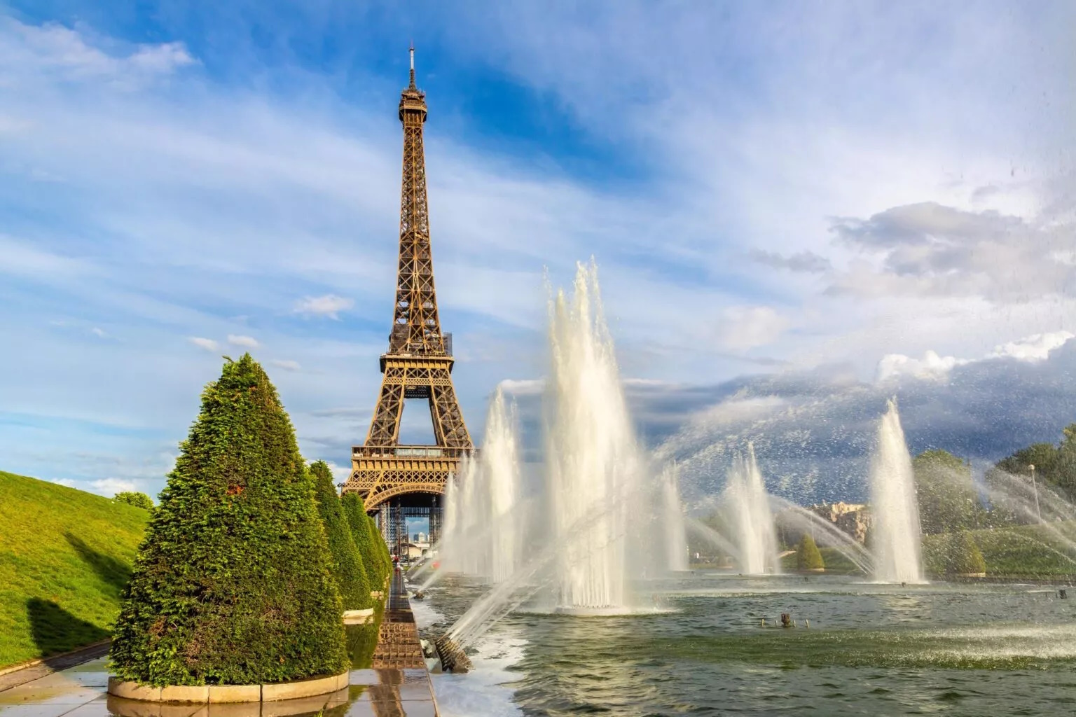 Séjour multi-activités à Paris-tour-Eiffel-et-les-fontaines-du-Trocadero-scaled-1536x1024-opt.jpg