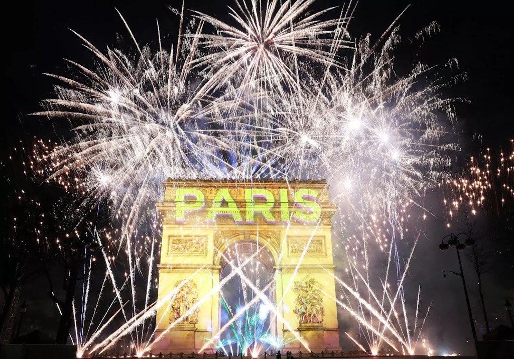 Fireworks-2025-arc-de-triomphe-avec-paris-2.jpg