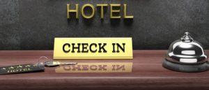 Touristes non francophones-check-in-at-hotel.jpg