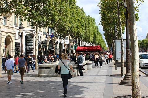 Champs-elysees-vue-pietons-balades.jpg