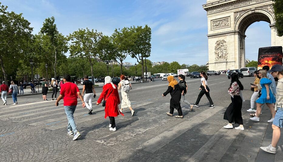 50 incontournables à visiter-Visiting Paris on foot-in-front-of-arc-de-triomphe.jpg