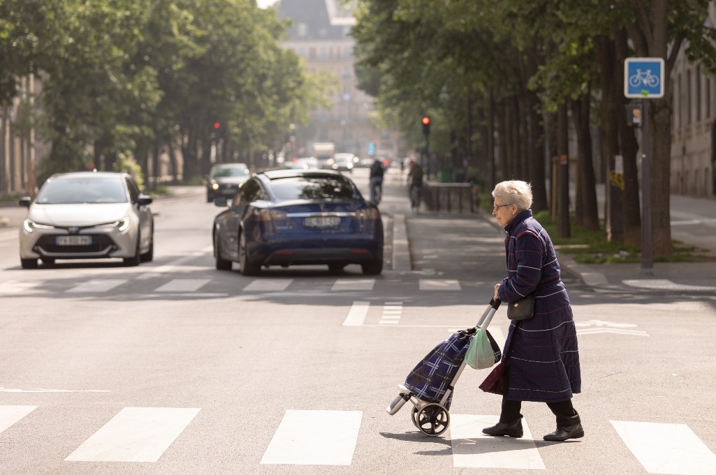 Visiter Paris à pied-an-old-person-by-foot.jpg