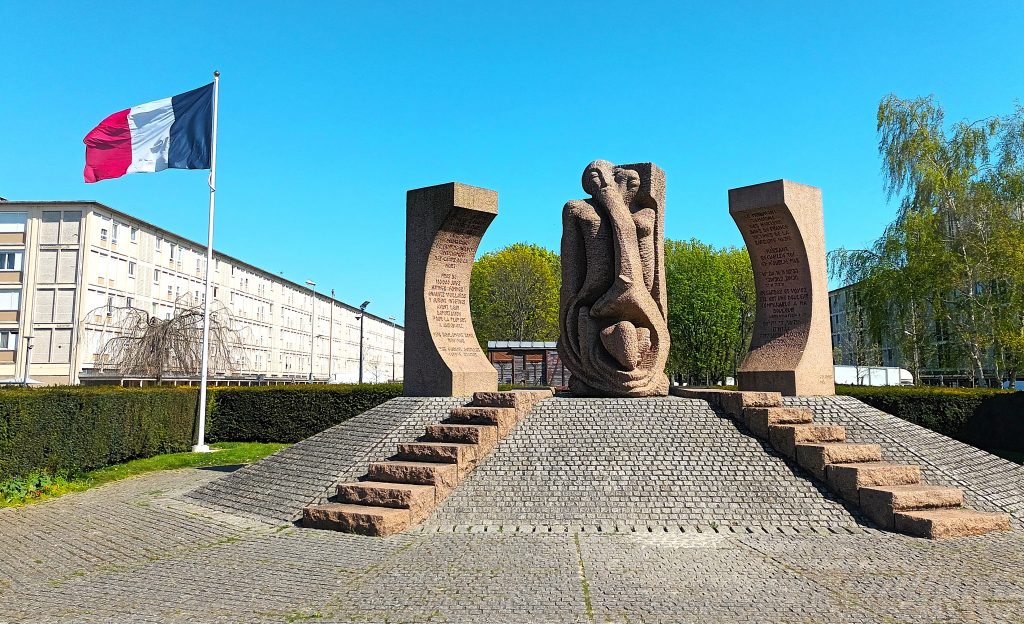 Memorial-de-la-shoah-drancy-Sculture-de-Shelomo-Selinger-au-Memorial-de-Drancy.jpg