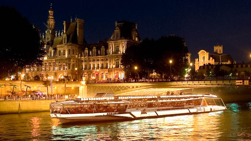 Reportage photos souvenirs-bateaux-mouches-pres-hotel-de-ville.jpg