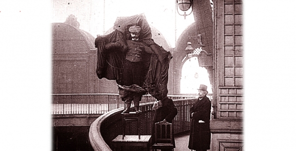 Premier à sauter de la Tour Eiffel -Franz-Reichelt-pret-a-sauter.jpg