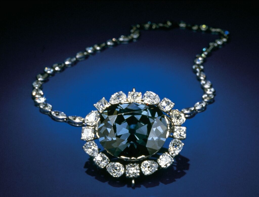 Vol du trésor royal-couronne - le-grand-bleu.jpg