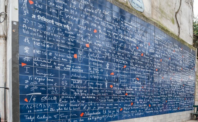 Mur des Je t'aime, hymne à l'amour, symbole de la séparation