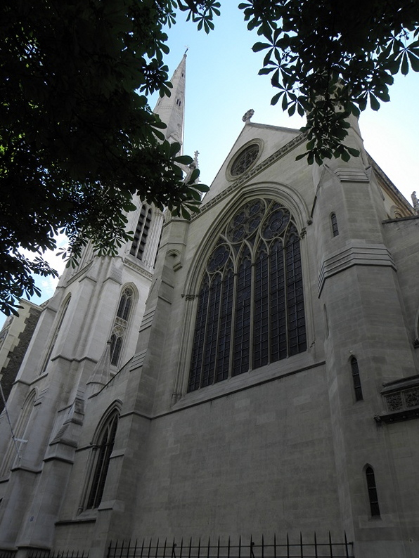 American-Cathedral-Paris-front-Paris_Cathédrale_américaine_de_la_Sainte-Trinité.jpg