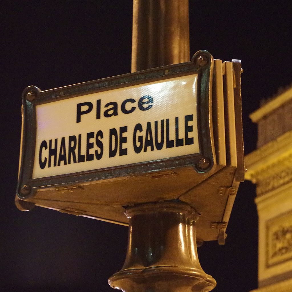 Charles de Gaulle-Arc-de-Triomphe-Enseigne-Place-Charles-de-Gaulle.jpg