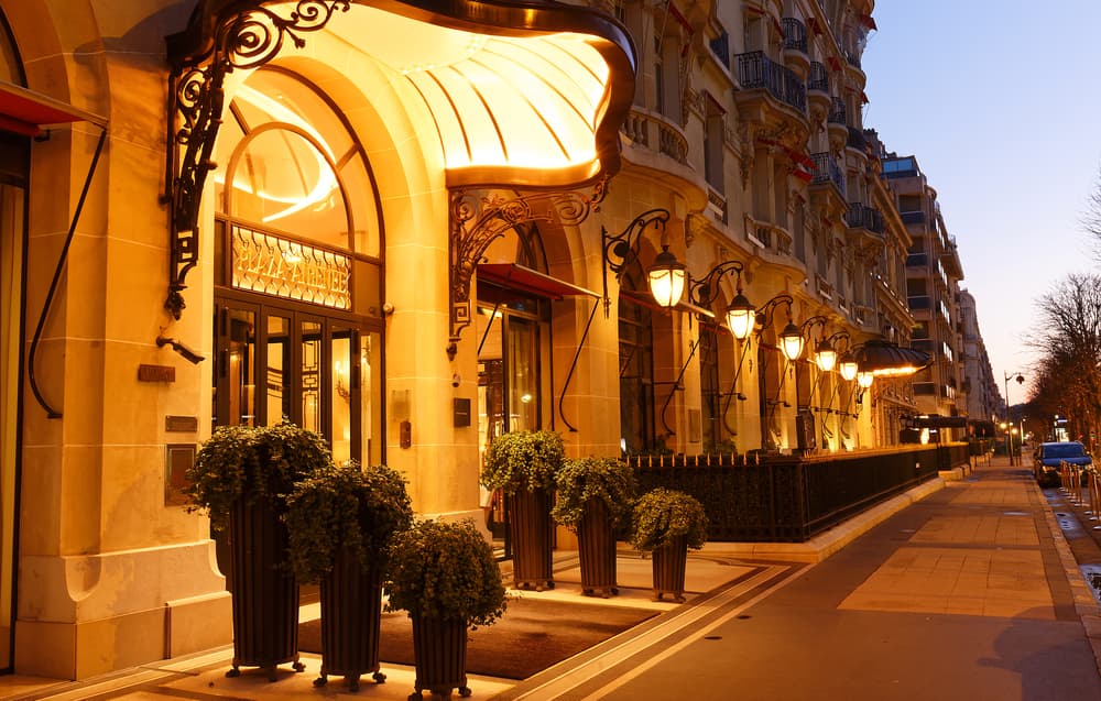 Avenue Montaigne-la-nuit.jpg