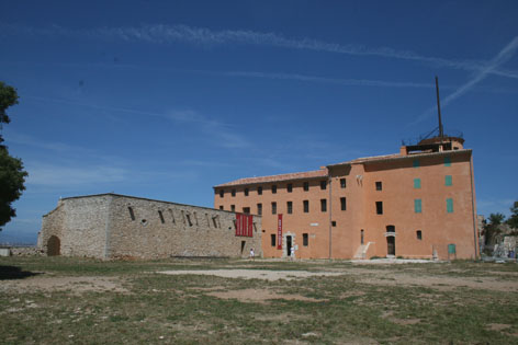 L'Homme au masque de fer-prison-ile-sainte-marguerite-Musée_de_la_Mer,_Cannes.jpg