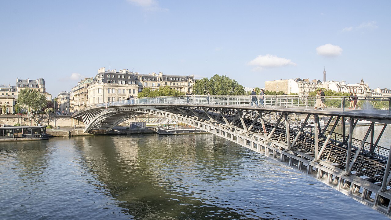 Passerelle Léopold-Sédar-Senghor, un pont piéton élégant et romantique
