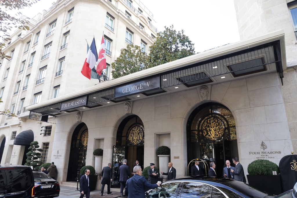 Avenue George V-Paris-palace.jpg