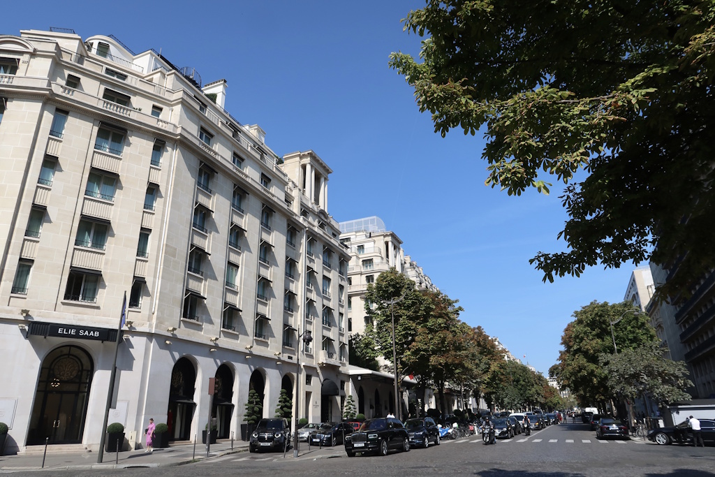 Avenue George V-Paris-vue-en-enfilade.jpg