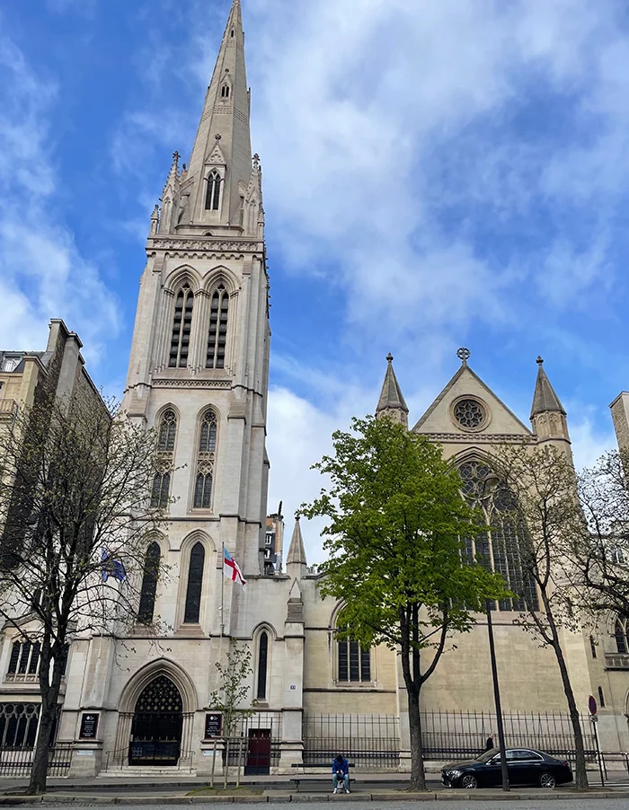 Avenue George V-Paris-cathedrale-americaine.jpg