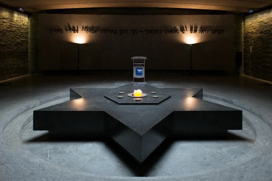 Histoire des juifs a paris-Mémorial de la Shoah.jpg