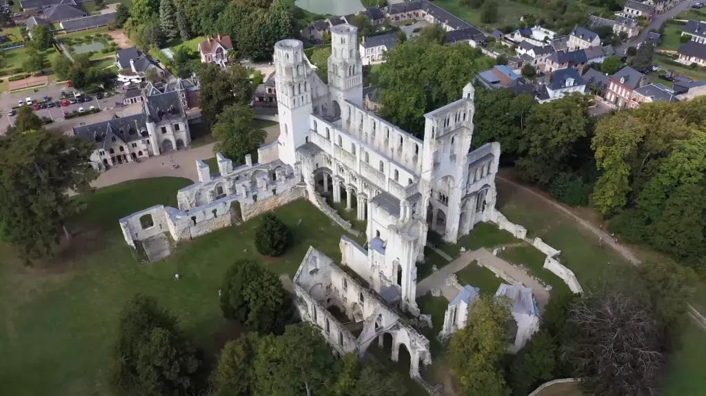 Excursions d'une journée depuis l'Isle Adam - abbaye de Jumièges.jpg